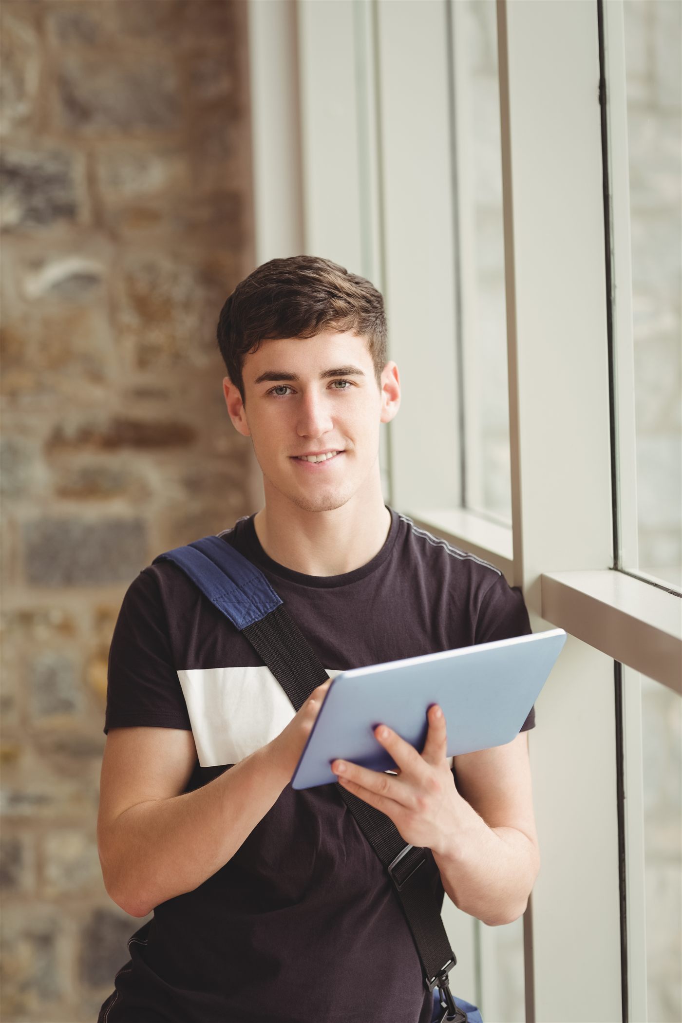 Jovem aprendiz com tablet em ambiente de estudo