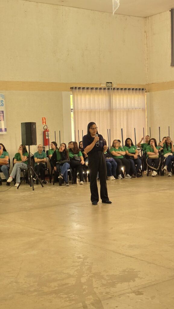 Palestrante conduzindo formação sobre deficiência auditiva e Língua Brasileira de Sinais (Libras)