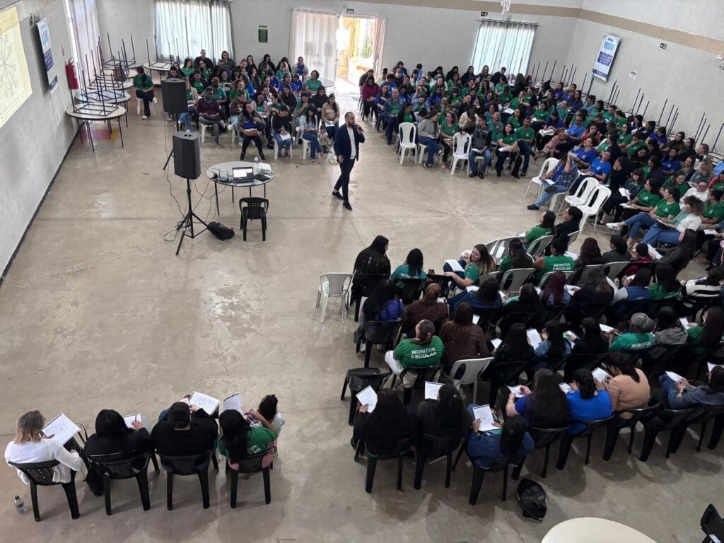 Profissionais da ASSEJ reunidos durante palestra sobre Saúde Mental e NR-1