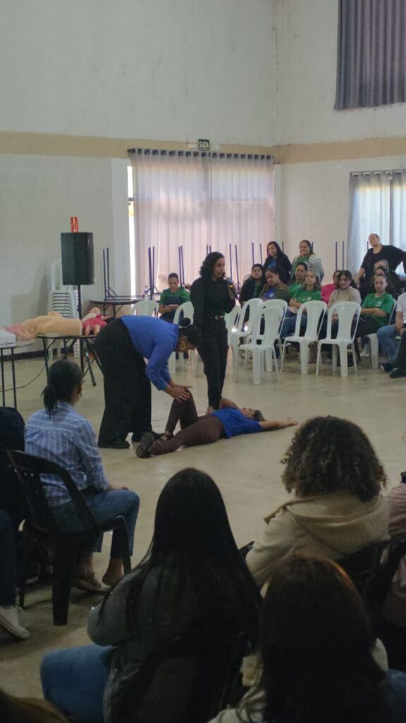 Participante praticando manobra de primeiros socorros sob orientação durante o treinamento